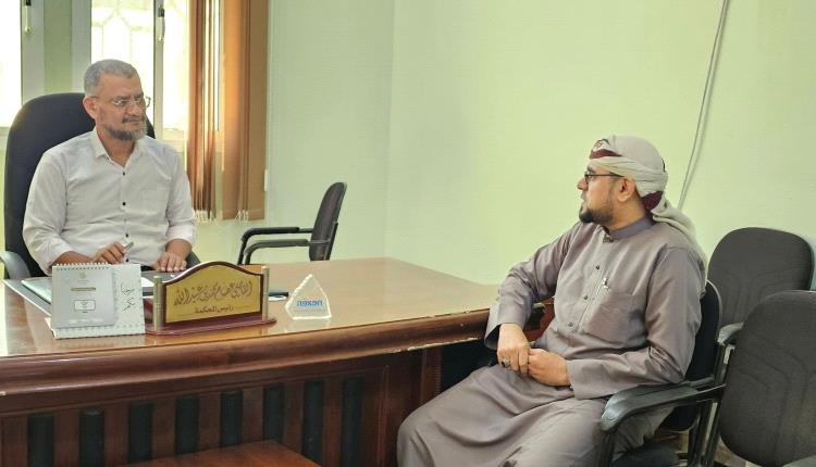 لقاء بين المكتب الدولي للتحكيم والمحكمة التجارية بالمكلا لبحث أوجه التعاون المشترك وتطوير الأداء التحكيمي