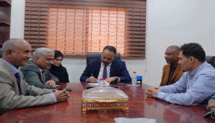 وزير الأشغال يشهد توقيع عقد صيانة وإعادة تأهيل المقطع الخامس من طريق العبر – عتق