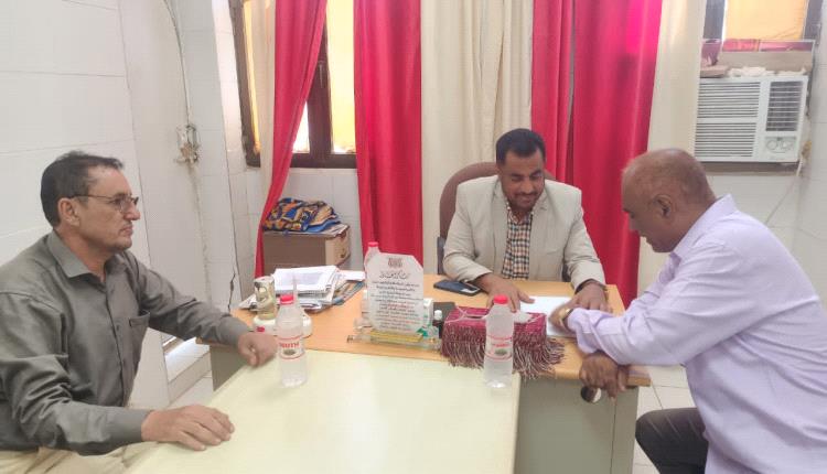 وكيل محافظة أبين يطّلع على سير العمل بمستشفى زنجبار ويدعو إلى دعم القطاع الصحي