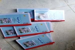 معلمة بلا راتب تشتري كتب اللغة العربية لطالباتها من مالها الخاص في الوضيع بأبين
