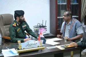 مدير عام الأمن والشرطة بوادي وصحراء حضرموت يناقش مع رئيس اللجنة الفرعية آلية استقبال وتوزيع منتسبي قوات حماية حضرموت