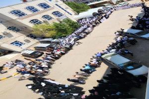 وقفة تضامنية بجامعة إقليم سبأ بحادثة طريق العبر التي تعرض لها أكاديميين كلية الطب