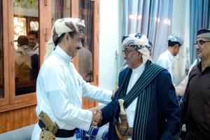 المحافظ بن الوزير يستقبل جموع المهنئين بعودته في مشهد يجسّد وحدة الصف والتلاحم المجتمعي