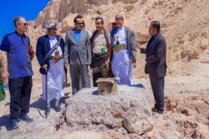 المحافظ بن الوزير يتفقد مشروع مياه المحضرة والمناطق المجاورة