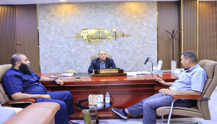 نائب وزير الصناعة يناقش مع مدير عام هيئة الأراضي تسوير المناطق الصناعية وإنشاء ميناء في أبين