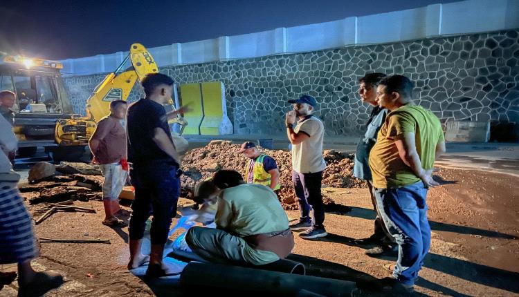 بن جرادي يطلع على أعمال إصلاح كسر في خط المياه المغذي لمنطقة شعب العيدروس