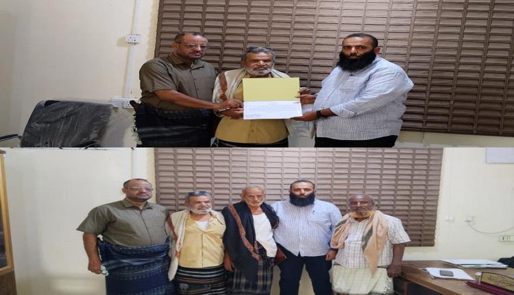 مدير عام أراضي أبين يكرّم ثلاثة موظفين تقديرًا لعطائهم وانضباطهم الوظيفي