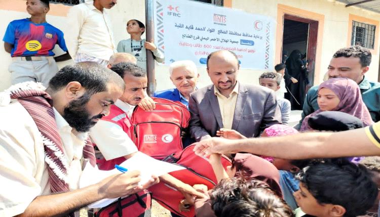 مدير عام قعطبة عبدالوهاب يدشن توزيع 201 حقيبة مدرسية لطلاب مدرسة الشهيد عثمان القطراني بدعم الهلال الأحمر اليمن.