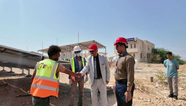 الدغاري يتفقد مستوى الإنجاز في مشروع منظومة الطاقة الشمسية بالمركز الوطني للمختبرات شبوة