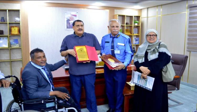 الاتحاد الوطني لجمعيات المعاقين بعدن يكرم مدير الأمن وشرطة السير لإقرار ممرات آمنة لذوي الهمم.