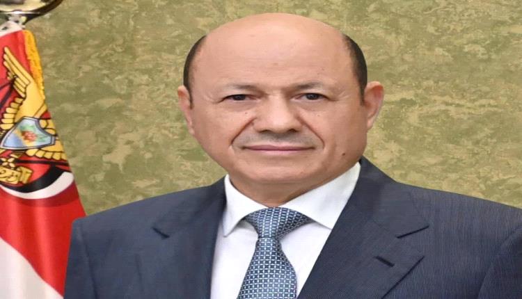 رئيس مجلس القيادة يشيد بالجاهزية العالية للقوات المسلحة في ردع الارهاب الحوثي