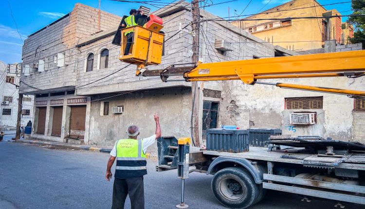 قسم الإنارة بصيرة ينفذ أعمال صيانة في عدد من مناطق المديرية