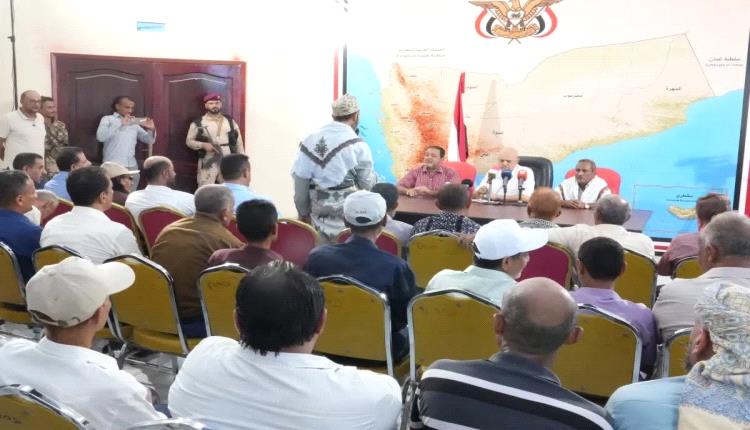 محافظ تعز يلتقي قيادة السلطة المحلية بالمخا ومؤسسة موانئ البحر الأحمر لمناقشة الأضرار الاقتصادية والإنسانية