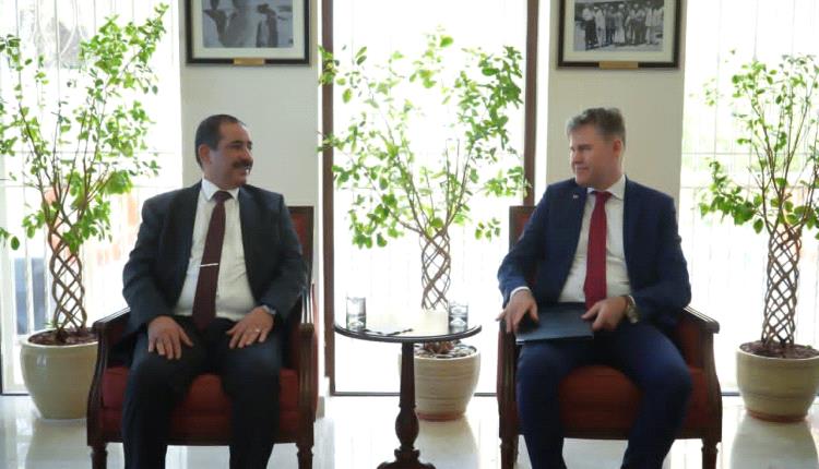 وزير الداخلية يبحث مع القائم بأعمال السفير الأمريكي تعزيز التعاون الأمني