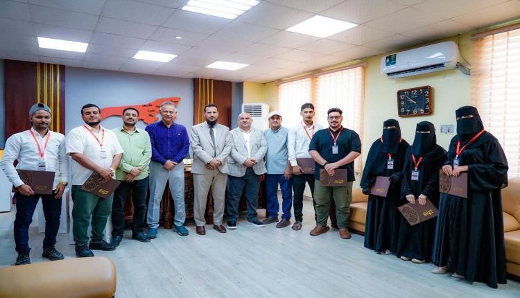 محافظ العاصمة عدن يكرّم أوائل طلاب معاهد التعليم الفني والتدريب المهني