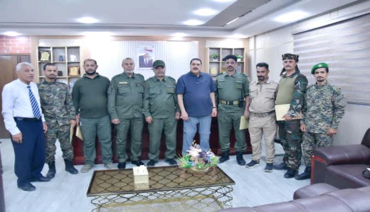 مدير أمن عدن يكرم أفراد البحث الجنائي بشرطة بئر فضل تقديرا لجهودهم في إعادة فتاة واستعادة مبالغ ومصوغات ذهبية