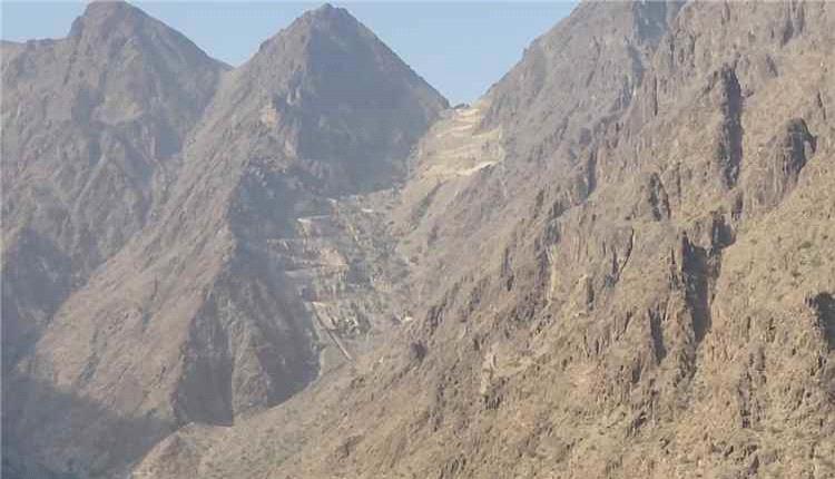 عاجل.. معارك عنيفة وتبادل للقصف المدفعي بين قوات درع الوطن وميليشيا الحوثي في جبهة الحلحل بأبين