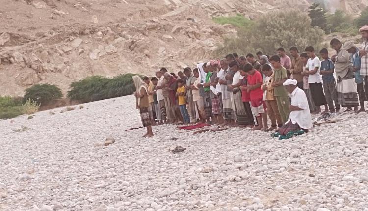 أهالي مديرية حجر بحضرموت يؤدون صلاة الاستسقاء طلبا للغيث