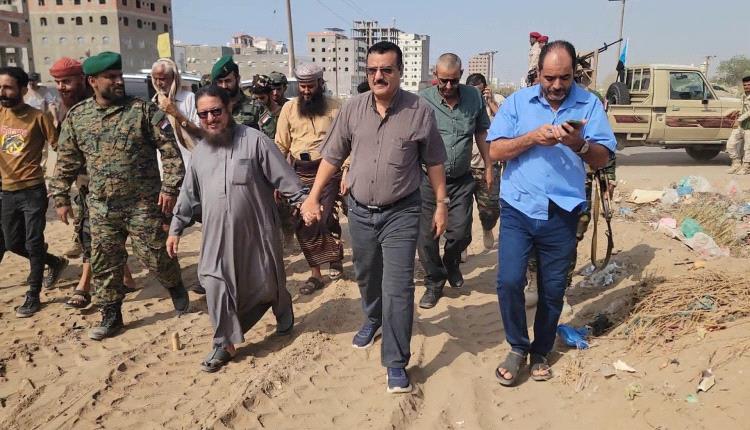 مدير عام البريقة يدشن أعمال شق وفتح شارع التسعين