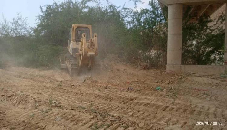 بتوجيهات المحافظ بن ياسر.. تواصل أعمال حملة إزالة أشجار السيسبان من وادي المسيلة