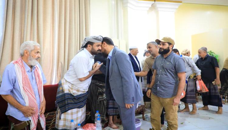 المحافظ شيخ يؤدي واجب العزاء في وفاة الشيخ عيدروس صالح العيسي