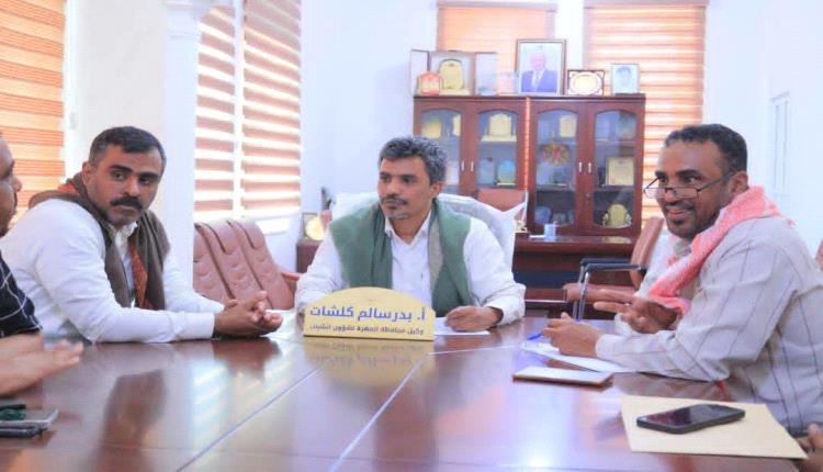 وكيل المهرة لشؤون الشباب يبحث مع ملاك محطات الغاز آليات معالجة أزمة الغاز بالغيضة