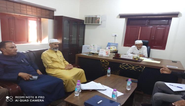 السلطة المحلية بدوعن تناقش مع مؤسسة وادي دوعن للتنمية فتح مركز لكلية التعليم المفتوح بجامعة حضرموت