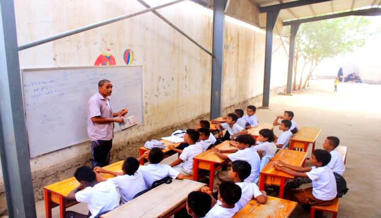طلاب يدرسون في الساحة.. أزمة الفصول تخنق مدرسة عمار للبنين بالحوطة