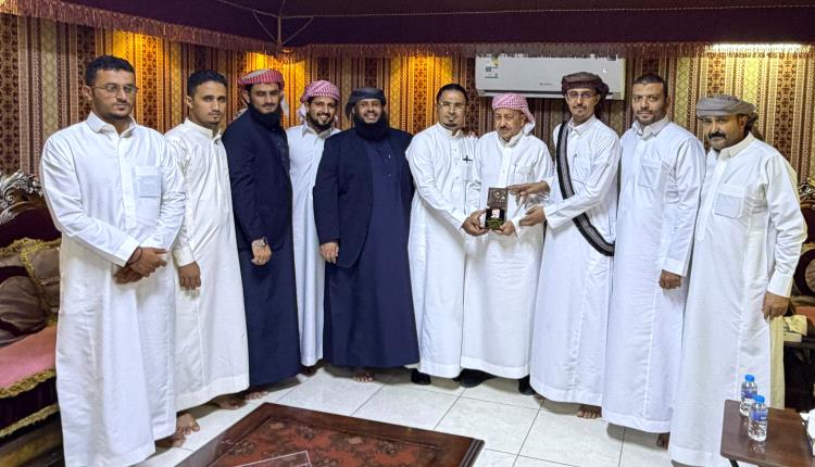 مبادرة ترميم طريق أبين الدولي تكرّم الشيخ صالح العزاني لدوره في مساندة الشباب وخدمة المحافظة