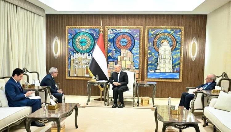 رئيس مجلس القيادة يشيد بالموقف المصري إلى جانب الشعب اليمني وقيادته السياسية