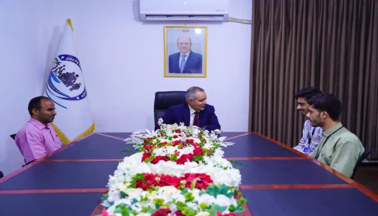 الوزير اليافعي يكرّم الطالب الكفيف ماجد نجيب ويشيد بدور جمعية المكفوفين بلحج