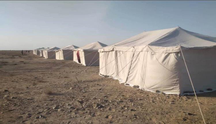 لإيواء عشرات الأسر.. تجهيزات مكثفة لإقامة مخيم جديد لنازحي الحديدة في "الفردوس"