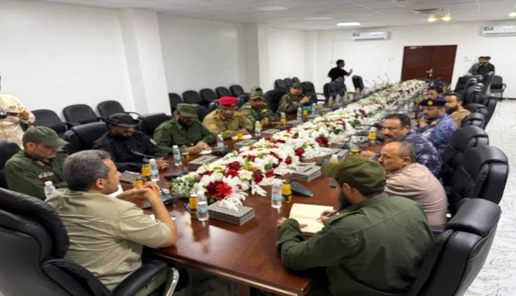 محافظ لحج يترأس اجتماعاً موسعاً للجنة الأمنية ويشدِّد على الجاهزية لمواجهة التصعيد الحوثي