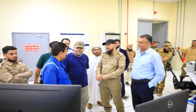 محافظ العاصمة عدن ووزير الكهرباء يتفقدان محطات الكهرباء بمديريتي البريقة والمنصورة