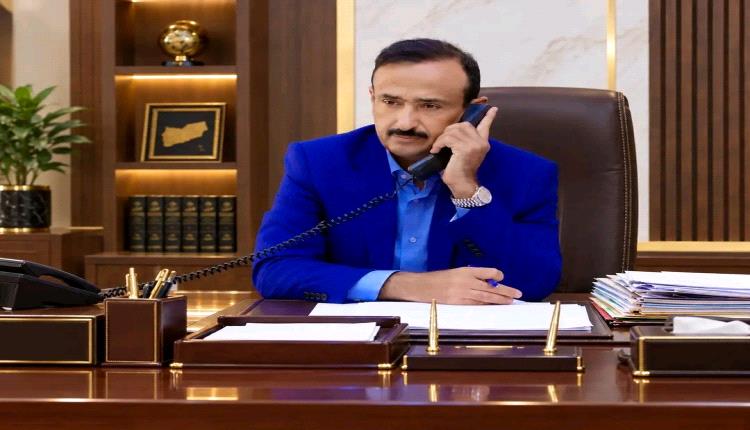 المحافظ بن الوزير يجري اتصالا بقائد دفاع شبوة ويطلع على مستوى الجاهزية العسكرية في الجبهات الغربية للمحافظة