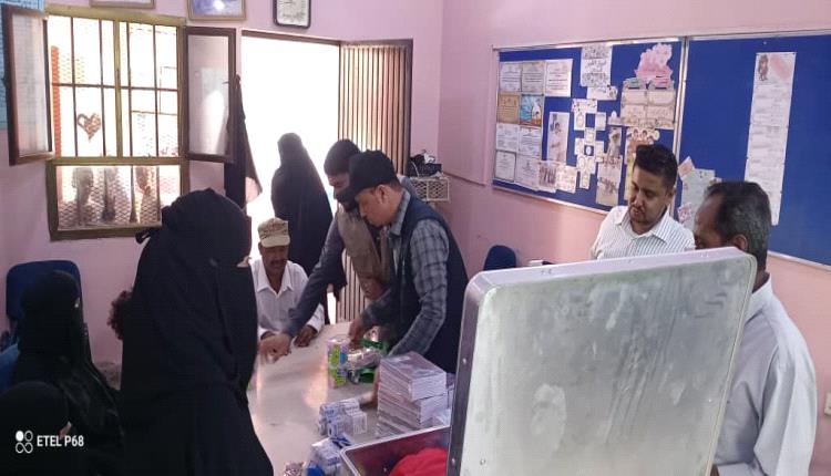 مؤسسة شباب أبين توزع مواد تعليمية وترفيهية على عدد من المدارس ورياض الأطفال بمديرية خنفر