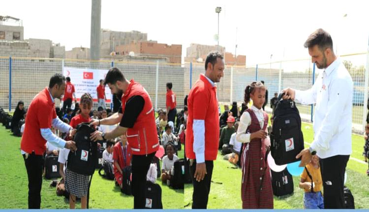 بتمويل الهلال الأحمر التركي.. منتدى الإغاثة والبناء يوزع 200 حقيبة مدرسية على الأيتام والنازحين في عدن