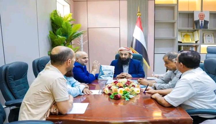 وزير الأوقاف والإرشاد يناقش مع لجنة الإصلاحات الإدارية والمالية خطة الإصلاح والتطوير المؤسسي