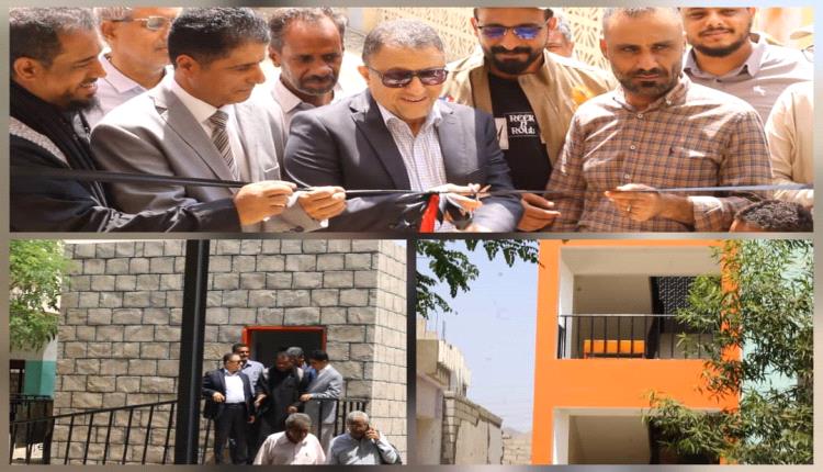 الحامد يفتتح أربعة فصول دراسية ودورة مياه في مجمع مدرسة باتيس بأبين