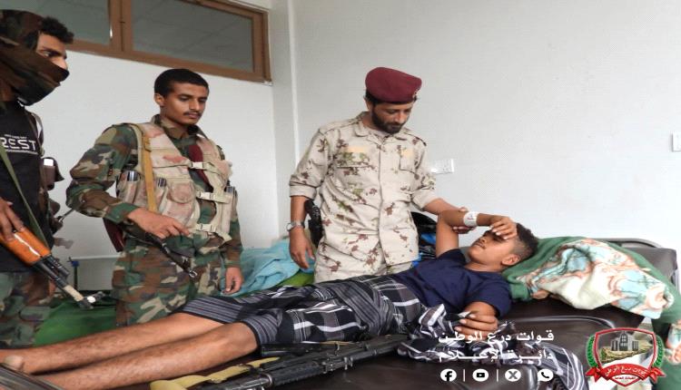 قائد اللواء السابع في الفرقة الثالثة يتفقد الجرحى ويتابع أوضاعهم الصحية