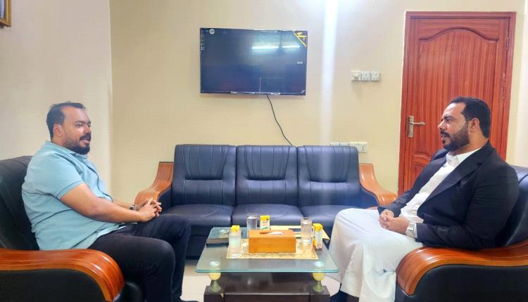 العمودي وبن مهاجر يناقشان سبل النهوض بالواقع الرياضي وبحث تطوير المنشآت والأنشطة بمديرية الريدة وقصيعر