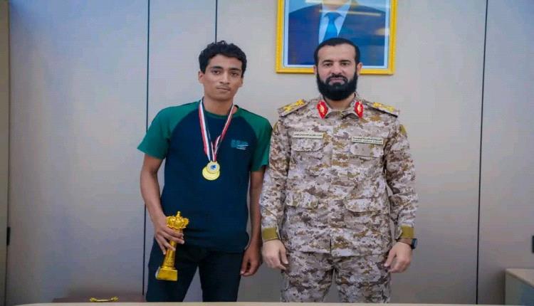 محافظ أبين يكرّم بطل الجمهورية في الشطرنج للفئات السنية اللاعب علي سنان
