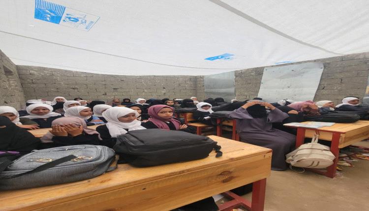 قعطبة... طالبات الصف الخامس بمدرسة الشهيد علي قايد القبة يدرسن تحت لهيب الشمس داخل فصل بلا سقف