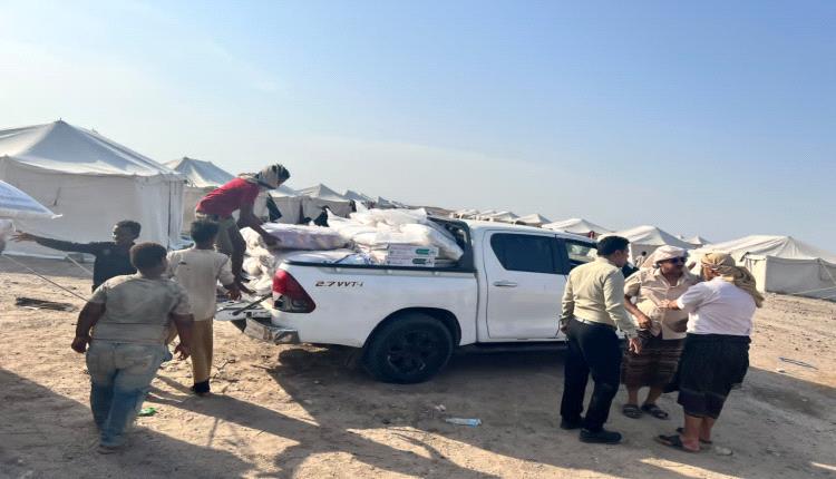 تنفيذًا لتوجيهات محافظ عدن.. الشؤون الاجتماعية توزع سلالًا غذائية على نازحي مخيم رأس عمران