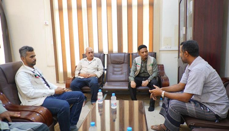 مدير عام مكتب التخطيط  بالمهرة يناقش مع  العون المباشر الكويتية بحضرموت المشاريع ذات الأولوية