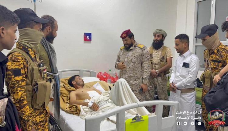 قائد اللواء الأول بالفرقة الثالثة يتفقد الجرحى ويؤكد الاهتمام بهم