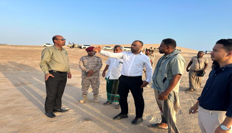 وكيل حضرموت المساعد باعلوي ومدير المكلا باعامر يتفقدان مركز إيواء للنازحين بالمكلا