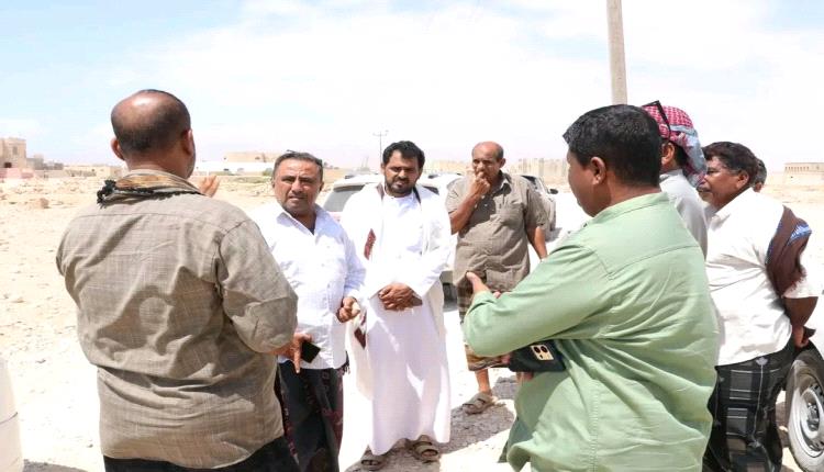 مدير عام قشن يسلم مشروع سفلتة الشوارع الداخلية بالمديرية لشركة جري لاين