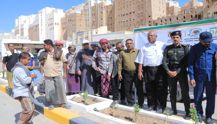 شبام تحتفي بمهندسي النظافة في حفل تكريمي وتدشن مشروعًا لتجميل مدخل المدينة التاريخية بالمديرية