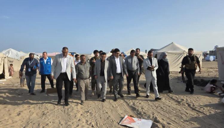 وزيرا حقوق الإنسان والدولة يتفقدان أوضاع النازحين في مخيم الفردوس بعدن